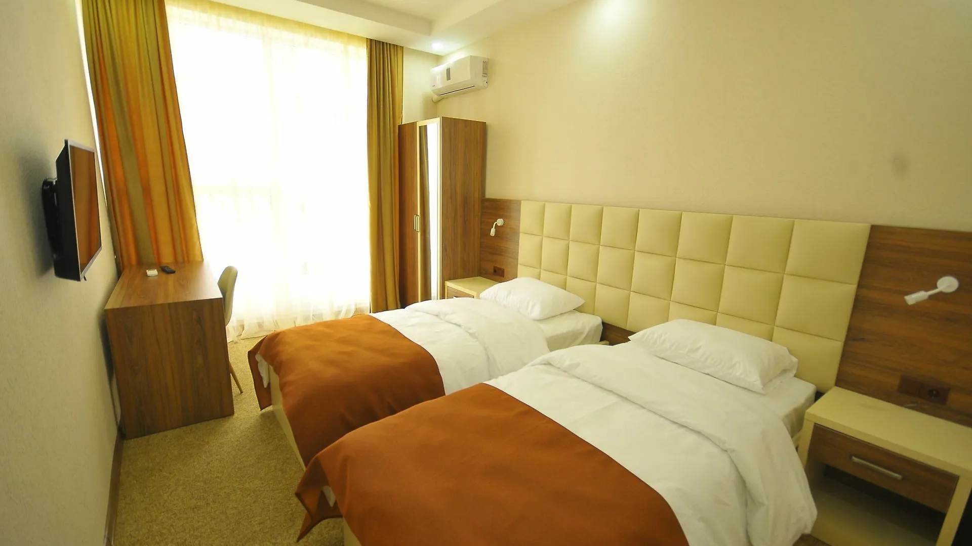 City Hotel Μπατούμι 3*,